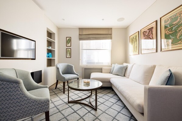Sunny in Chelsea - Luxurious 3 Bedroom Chelsea Home (4387)
