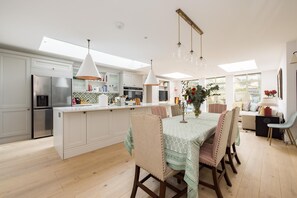Fabulous 4 bedroom Family Home in Fulham (4464)