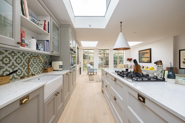 Fabulous 4 bedroom Family Home in Fulham (4465)