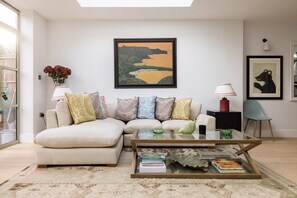 Fabulous 4 bedroom Family Home in Fulham (4461)