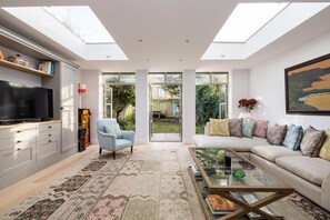 Fabulous 4 bedroom Family Home in Fulham (4466)