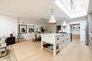 Fabulous 4 bedroom Family Home in Fulham (4463)