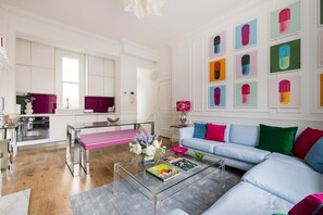 Cosy and Stylish Chelsea 2 bedroom flat (4476)