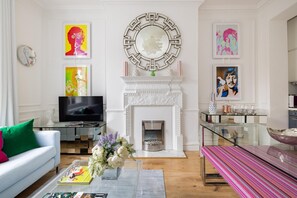 Cosy and Stylish Chelsea 2 bedroom flat (4477)
