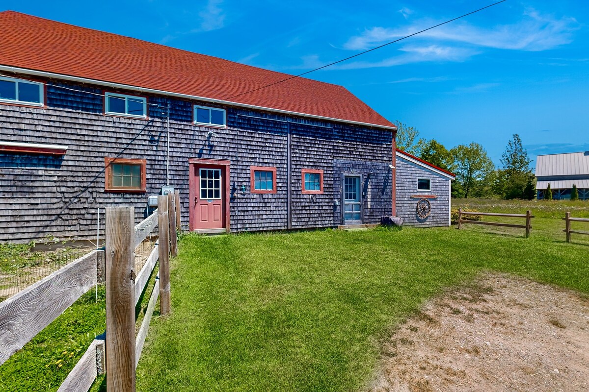Quaint Maine apartment with water views, well-equipped kitchenette, deck, & AC