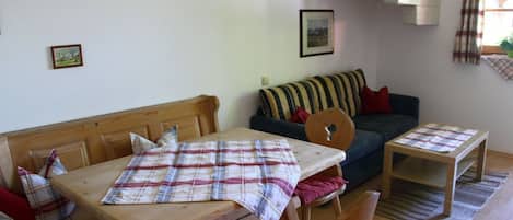 Ferienwohnung 2-4 Personen 60 qm, Wohnzimmer, Küche, 2 Schlafzimmer-Wohnbereich mit Essecke und Sitzecke