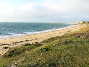 Water, Cloud, Sky, Natural Landscape, Beach, Highland, Terrain, Bank, Slope, Grass