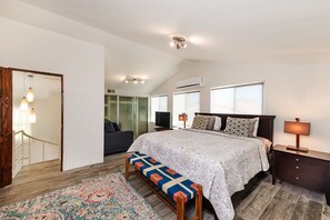 Master bedroom with King-Bed Size