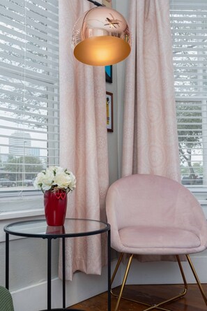 This well-furnished studio has everything to match the exclusive standards of comfort. 