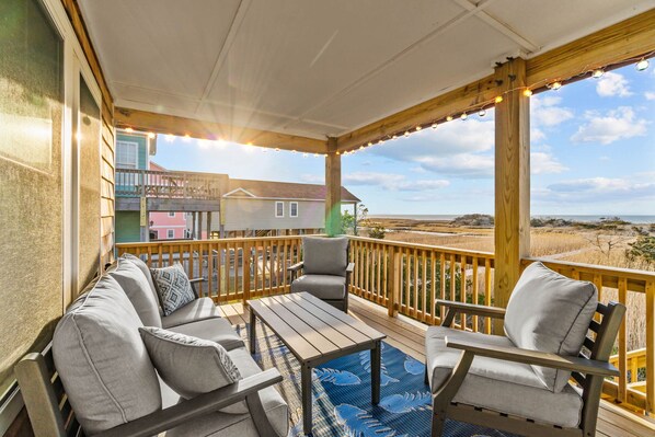 Get lost in the glow of a brilliant setting sun, the evening illumination of an already stunning vista from Soundside Sunsets.