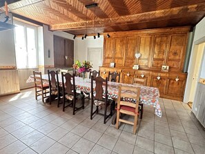 Salle à manger conviviale et spacieuse, avec sa grande table en bois.