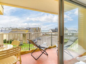 Ciel, Ombre, Lot Terre, Chalet, Siding, Façade, Zone Résidentielle, Paysage, Toit, Herbe