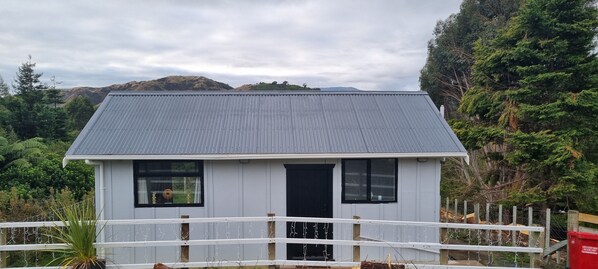 Hilltop View Nikau!! 
Commune with nature!!
