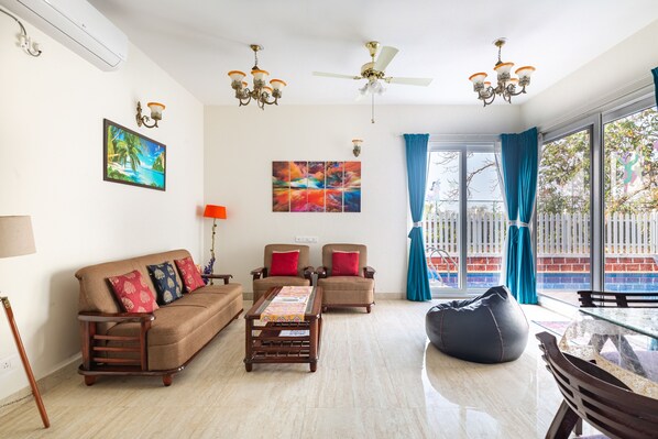 Hall with access to ground bedroom and pool