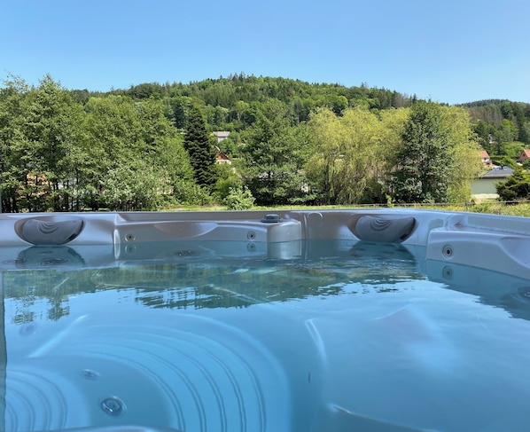 Spa 5 places (3 assises, 2 couchées) couvert et chauffé toute l'année à 38°.