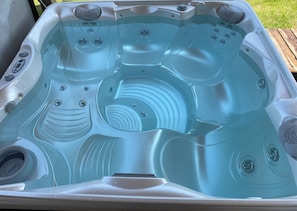 Spa 5 places (3 assises, 2 couchées) couvert et chauffé toute l'année à 38°.
