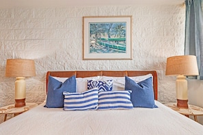 Drift off to dreamland in our cozy bedroom! Sink into soft bedding for a restful night's sleep.