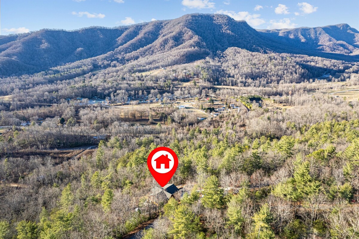 Views! Movie Theater, Game Room, Hot Tub, Fire Pit