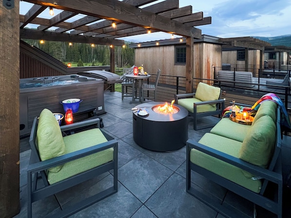 Welcome to Rock and Stars! Relax on the Rooftop Deck and enjoy the Firepit and Hot Tub