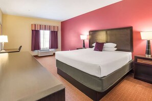 Bedroom with a comfortable King size bed.

 Exact unit will be assigned upon arrival. Views, colors and decoration may vary.