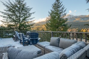 Patio seating with incredible views or Rainbow mountain