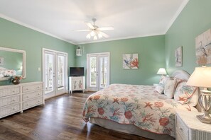 Spacious bedroom.