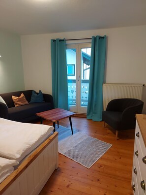 Ferienwohnung 1 für max. 2 Personen (26qm), Balkon und Dachterrasse-Wohn-/Schlafzimmer