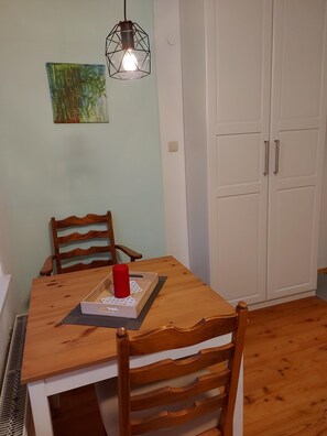 Ferienwohnung 1 für max. 2 Personen (26qm), Balkon und Dachterrasse-Eßecke