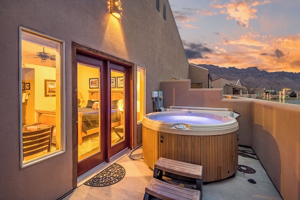 Hot tub with stunning views? Yes please!