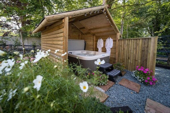 Outdoor spa tub