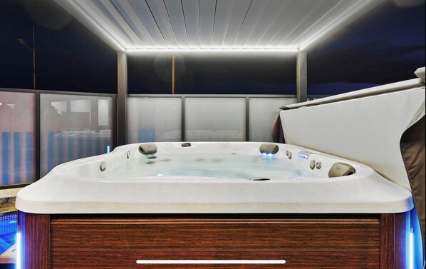 Indoor spa tub