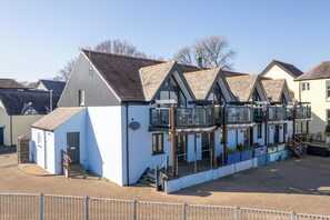Schooner House - Panoramic Sea Views and Parking