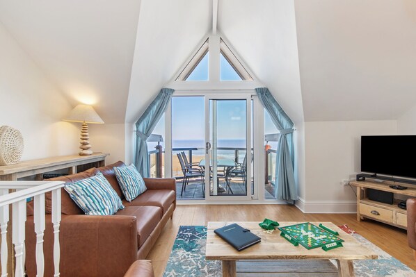 Schooner House - Panoramic Sea Views and Parking