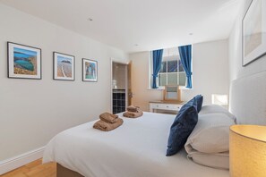 Schooner House - Panoramic Sea Views and Parking
