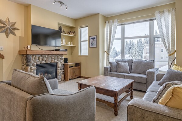 Enjoy your Silver Star Mountain adventures in this Cozy Creekside Townhouse 