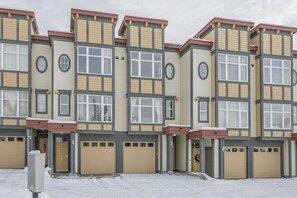 Private garage, hot tub, free wi-fi/cable and ensuite laundry, Prime Location!