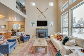 Living Room | Fireplace | Central Air Conditioning & Heating