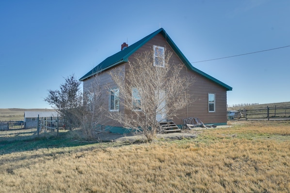 Circle Vacation Rental | 4BR | 2BA | 4 Steps Required | 900 Sq Ft