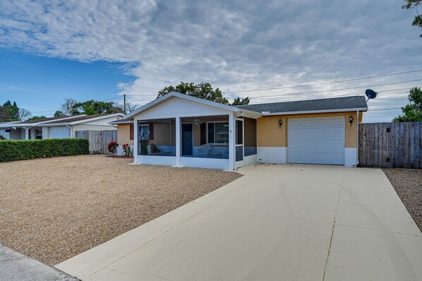 Port Richey Vacation Rental | 2BR | 2BA | 1 Step Required | 1,100 Sq Ft