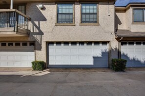 Exterior | Garage (1 Vehicle) | Keyless Entry