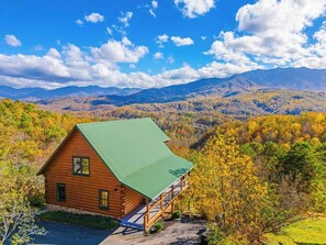 🌄 Where cozy log cabin charm meets panoramic perfection.