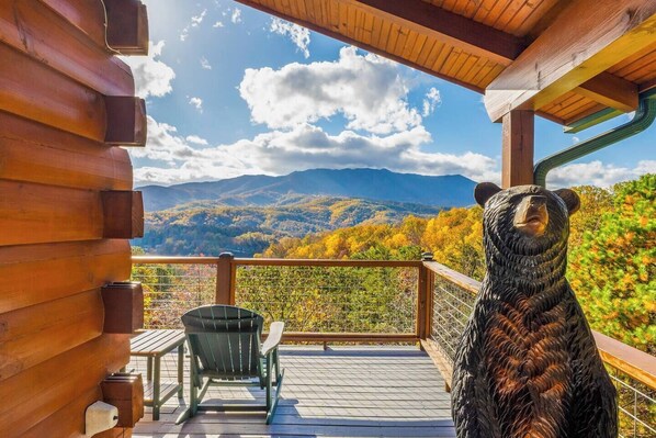 🌄 One-of-a-kind views with a one-of-a-kind welcome from our Smoky Mountain bear who is always on duty.