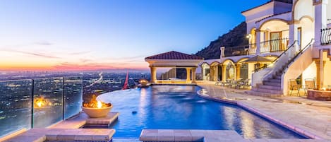 Spa & pool with infinity edge on top of Camelback Mountain