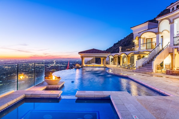 Spa & pool with infinity edge on top of Camelback Mountain