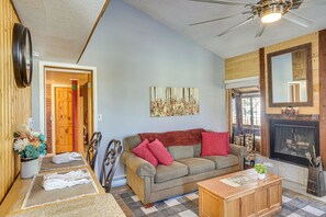 Living Room | Free WiFi | Smart TV | Wood-Burning Fireplace