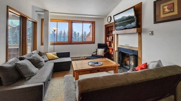 Settle in for a peaceful mountain getaway at this well-decorated and cozy 3-bedroom condo.