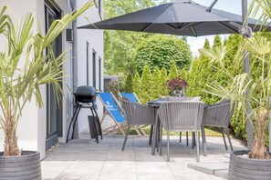 FENJOY No°2, Terrasse/Garten mit Grill, neuwertig eingerichtet-Großzügige Terrasse im Grünen für entspannte Stunden im Freien und genussvolle Grillabende.