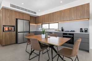 Kitchen & Dining