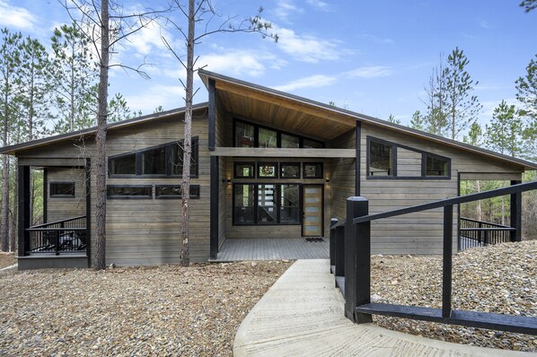 Embracing nature's embrace: A striking modern escape nestled in the heart of the enchanting woods! 🌲