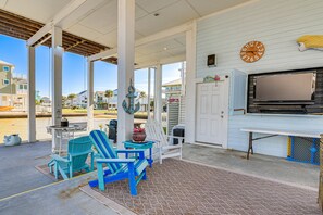 Patio | Outdoor Dining Area | Gas Grill | Smart TV | Outdoor Shower